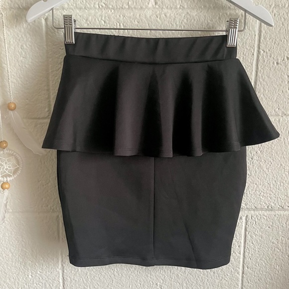 2B Bebe Ruffle Mini Black Pencil Skirt - Picture 5 of 9